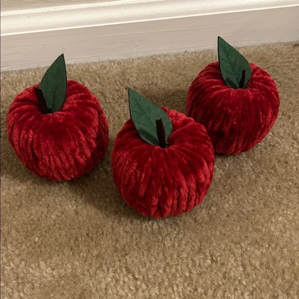 LAST SET! Red Velvet-like Apple Decor Set - Picture 2 of 4